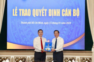 Chủ tịch UBND TPHCM Phan Văn Mãi trao quyết định phê chuẩn kết quả bầu Phó Chủ tịch UBND TP Thủ Đức cho ông Mai Hữu Quyết