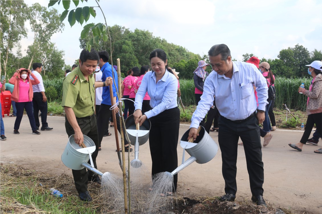 Các đồng chí lãnh đạo Huyện Hóc Môn trồng và tưới cây