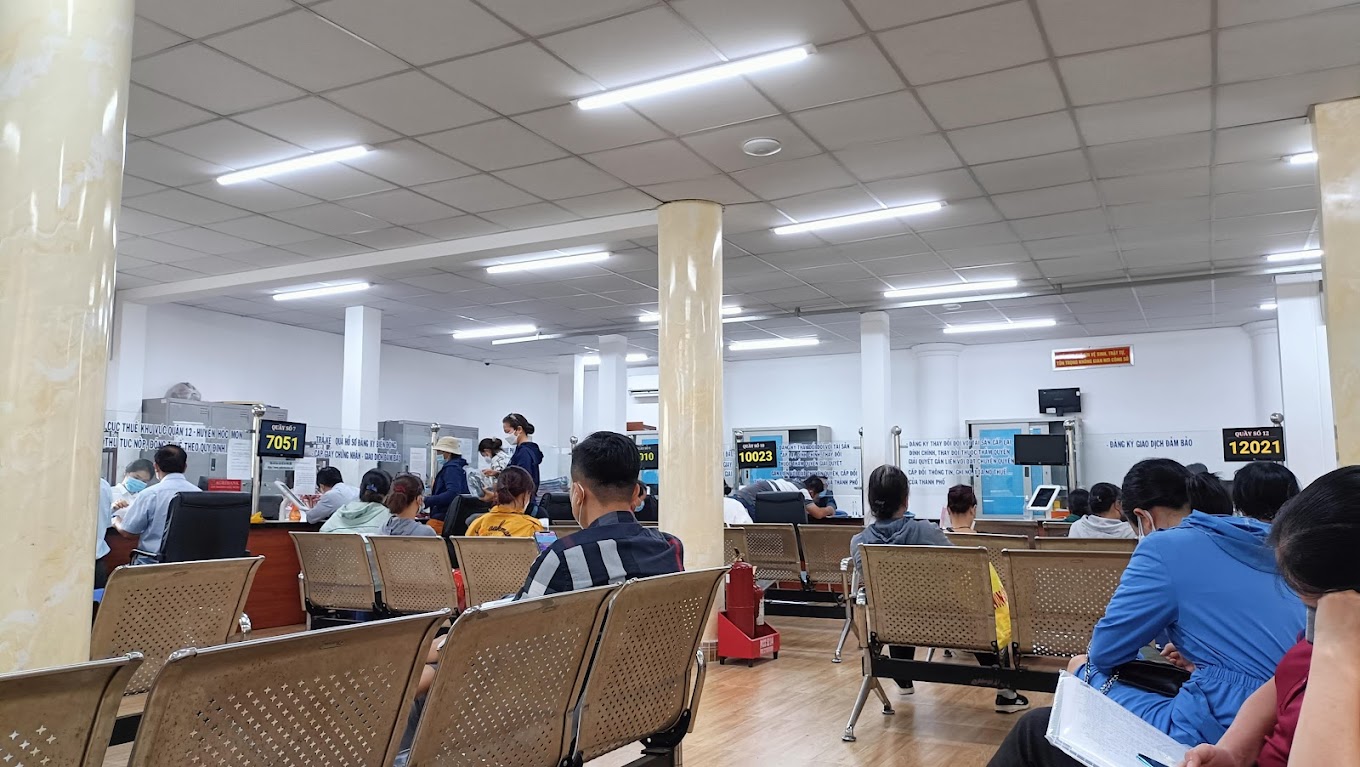 Người dân làm thủ tục hành chính tại UBND Hóc Môn