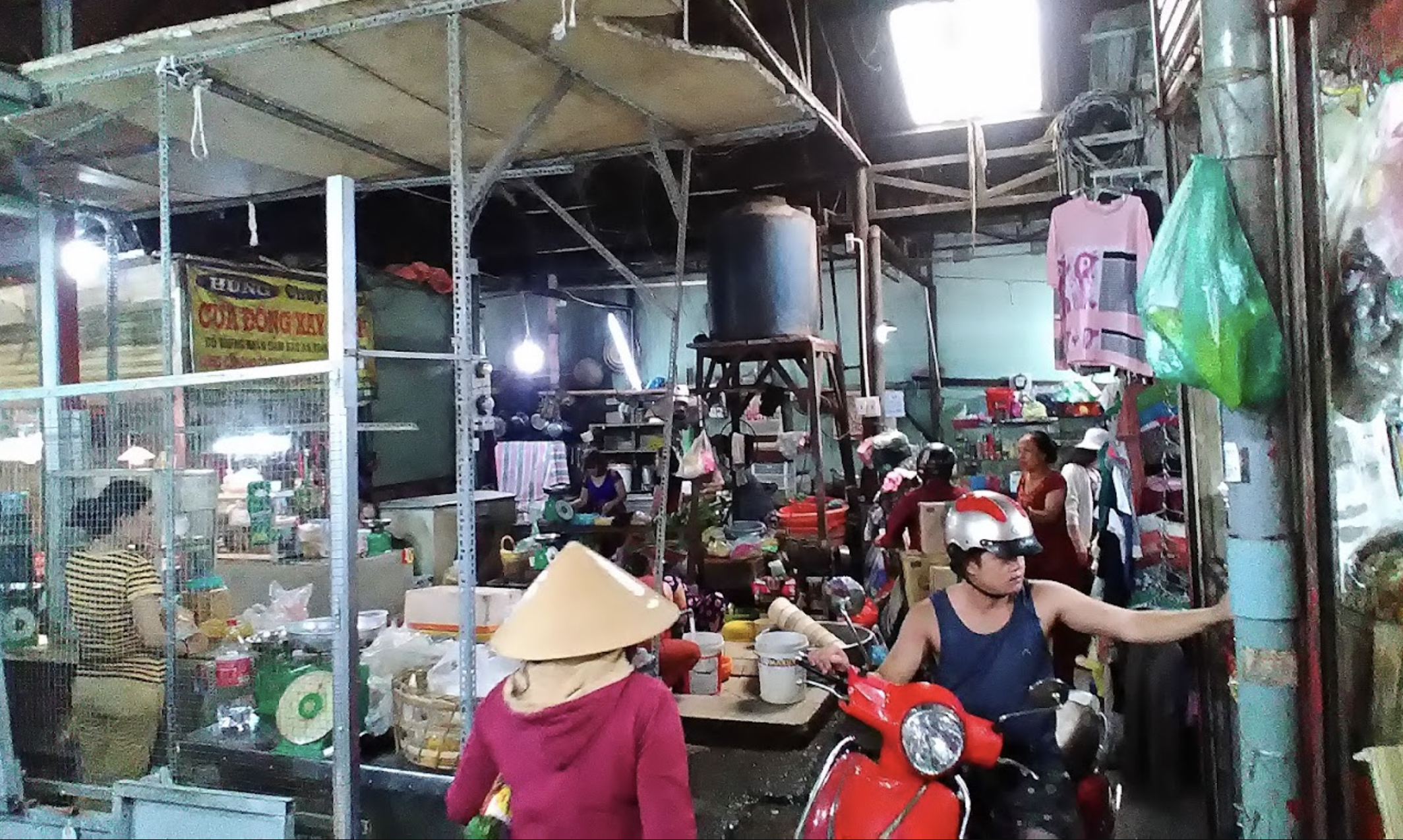 Bên trong chợ Thạch Đà