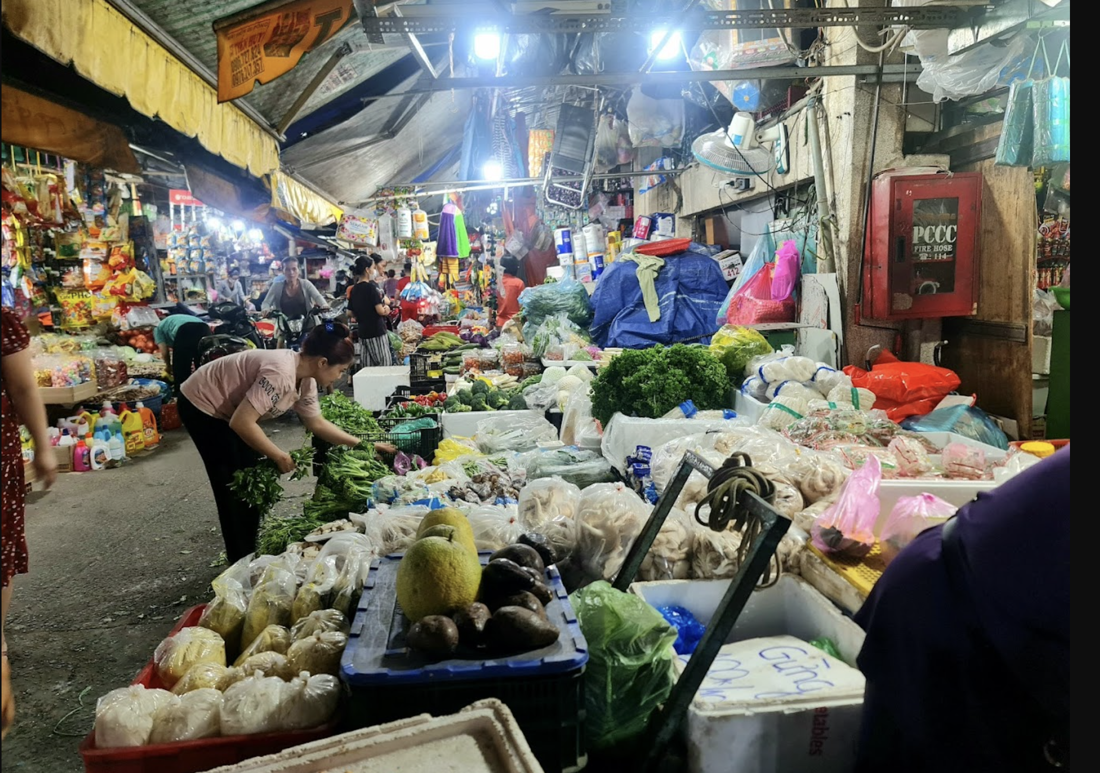 Các mặt hàng bày bán trong chợ Võ Thành Trang