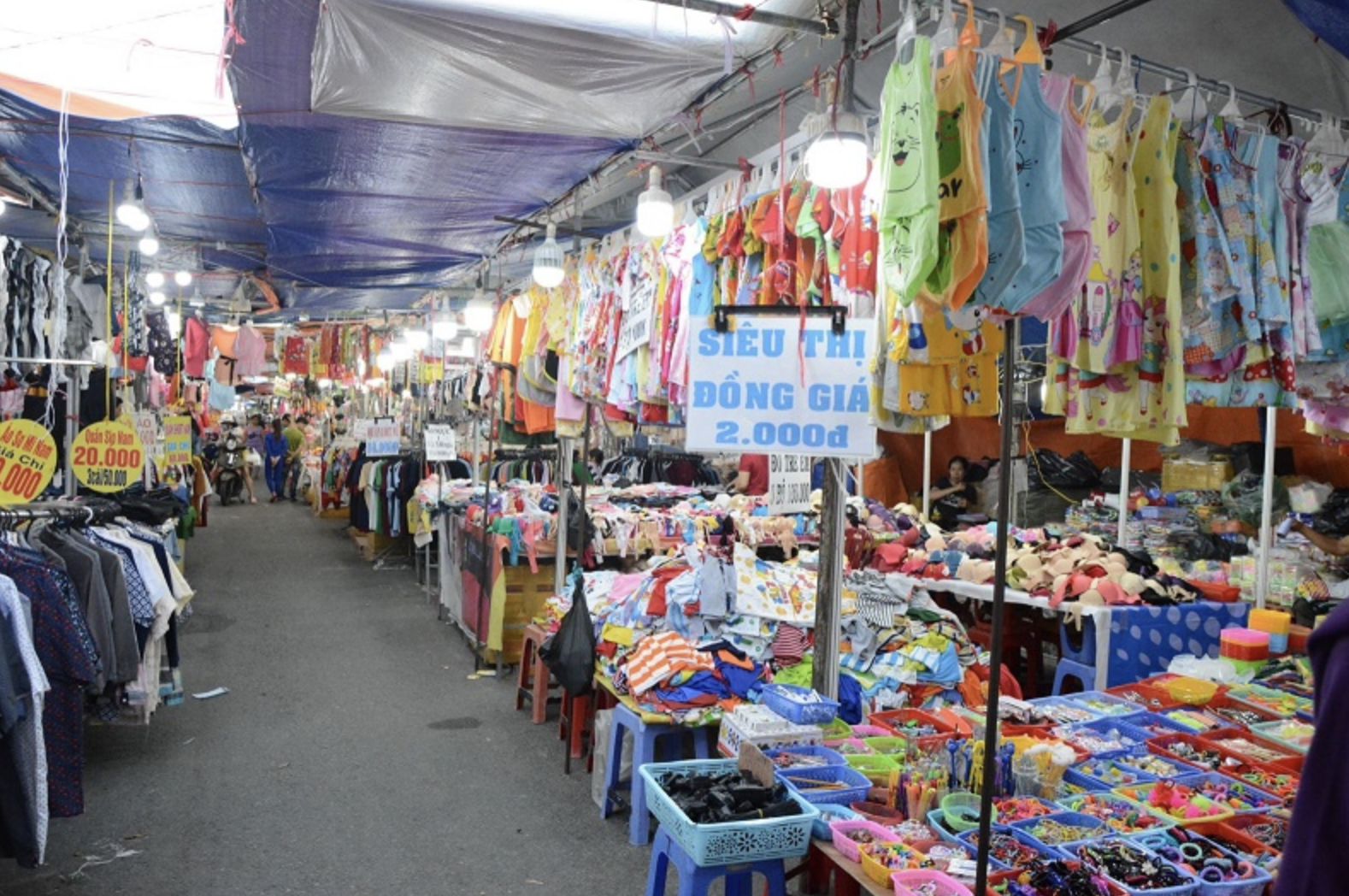 Quần áo và phụ kiện bên trong chợ Phạm Thế Hiển