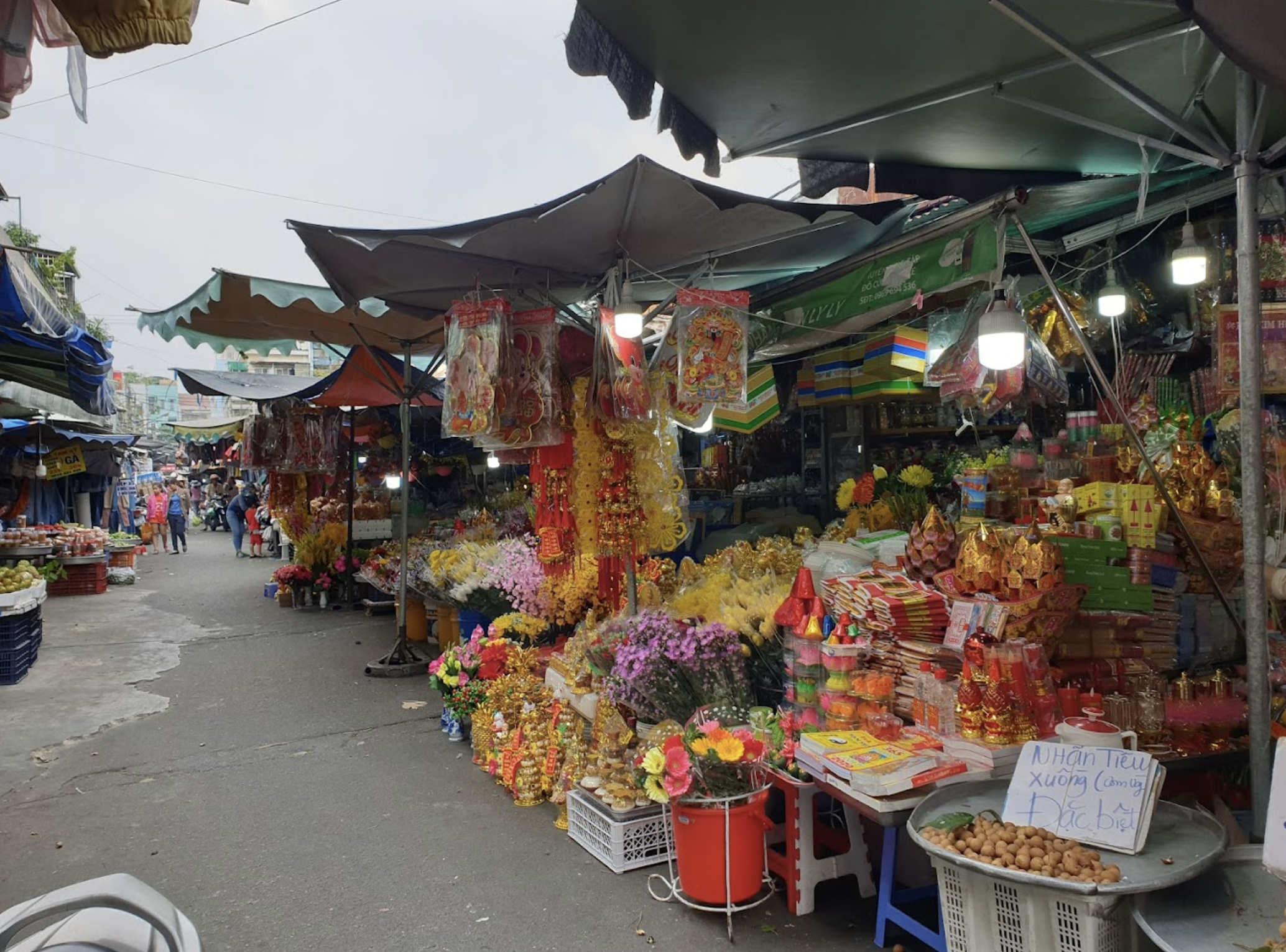 Tiểu thương chợ Phạm Thế Hiển bày bán