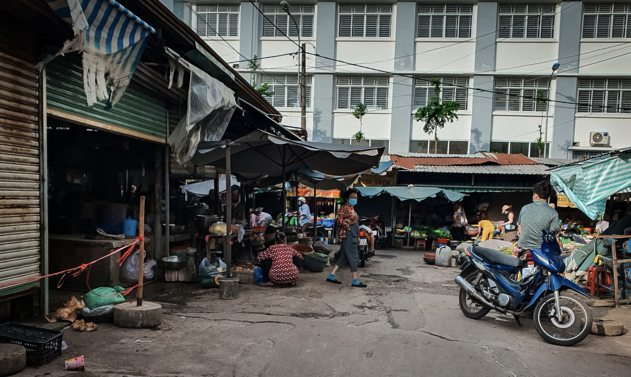 Bên trong chợ Phạm Thế Hiển