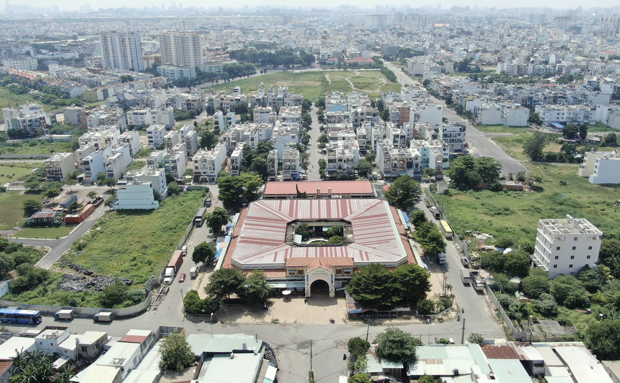 Chợ An Sương nhìn từ trên cao