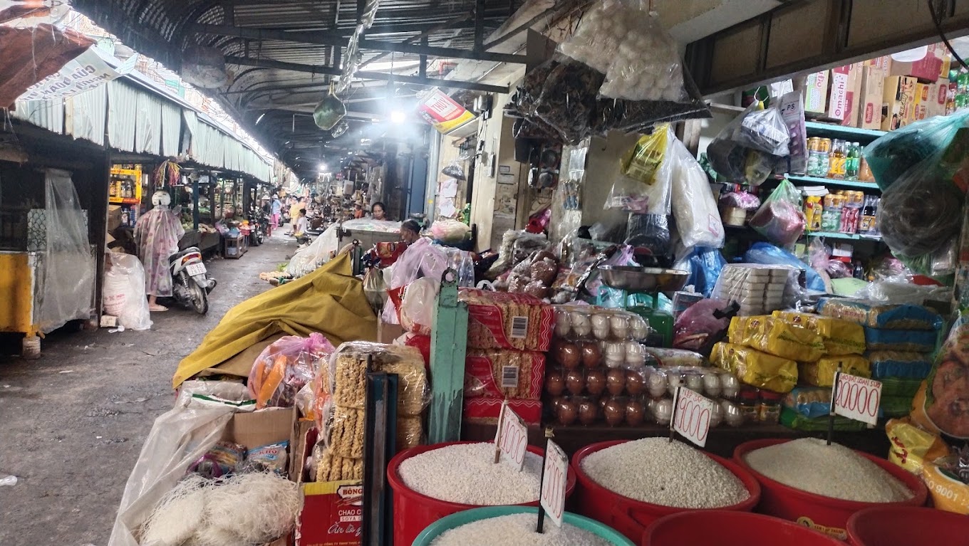 Tiểu thương bày bán trong chợ Củ Chi