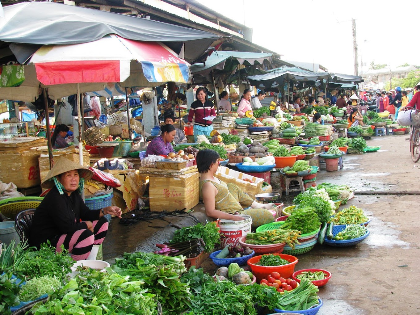 Các mặt hàng bày bán trong chợ Tân Sơn Nhất