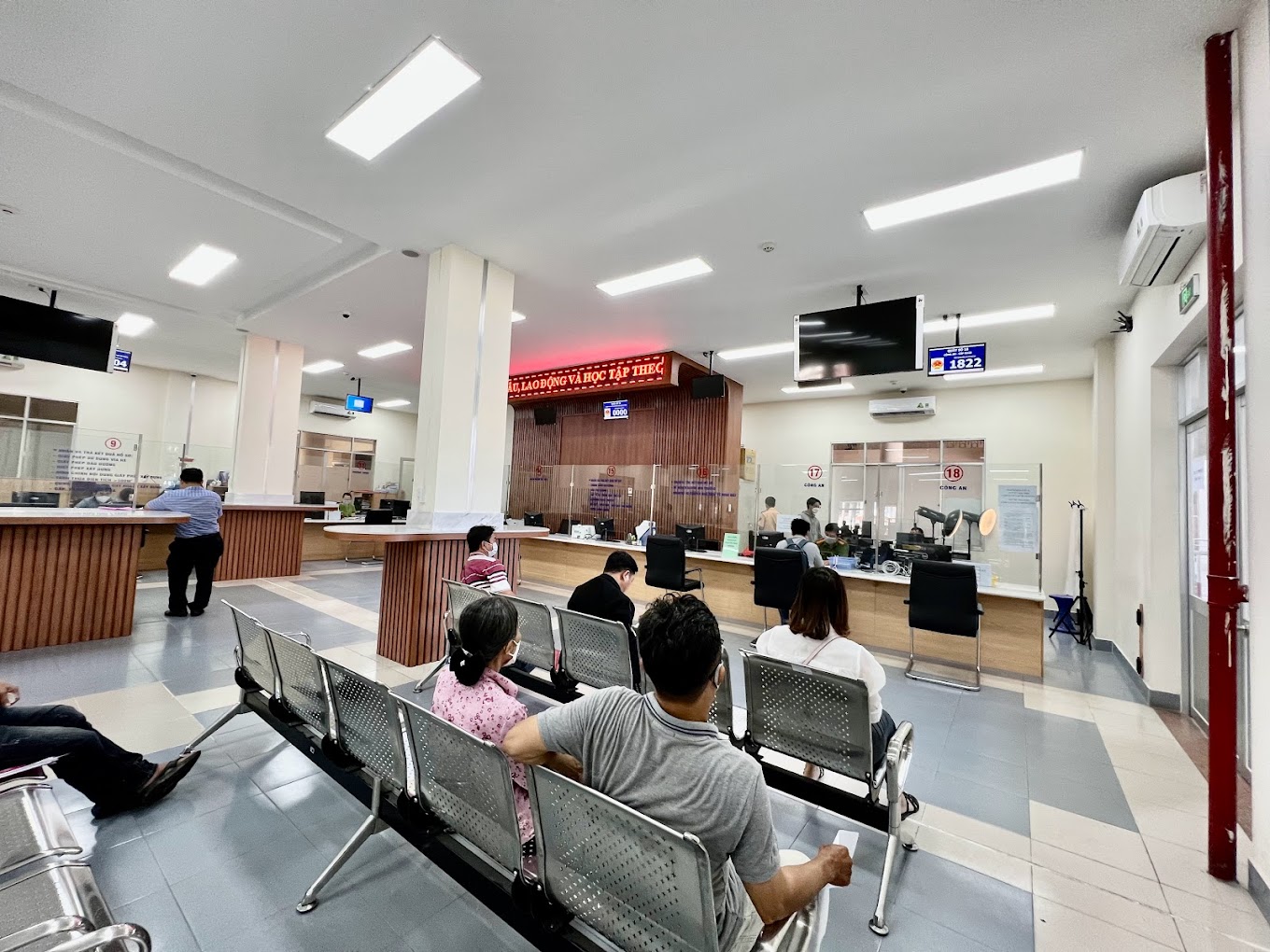 Người dân làm thủ tục đất đai tại Văn phòng đăng ký Quận Tân Phú