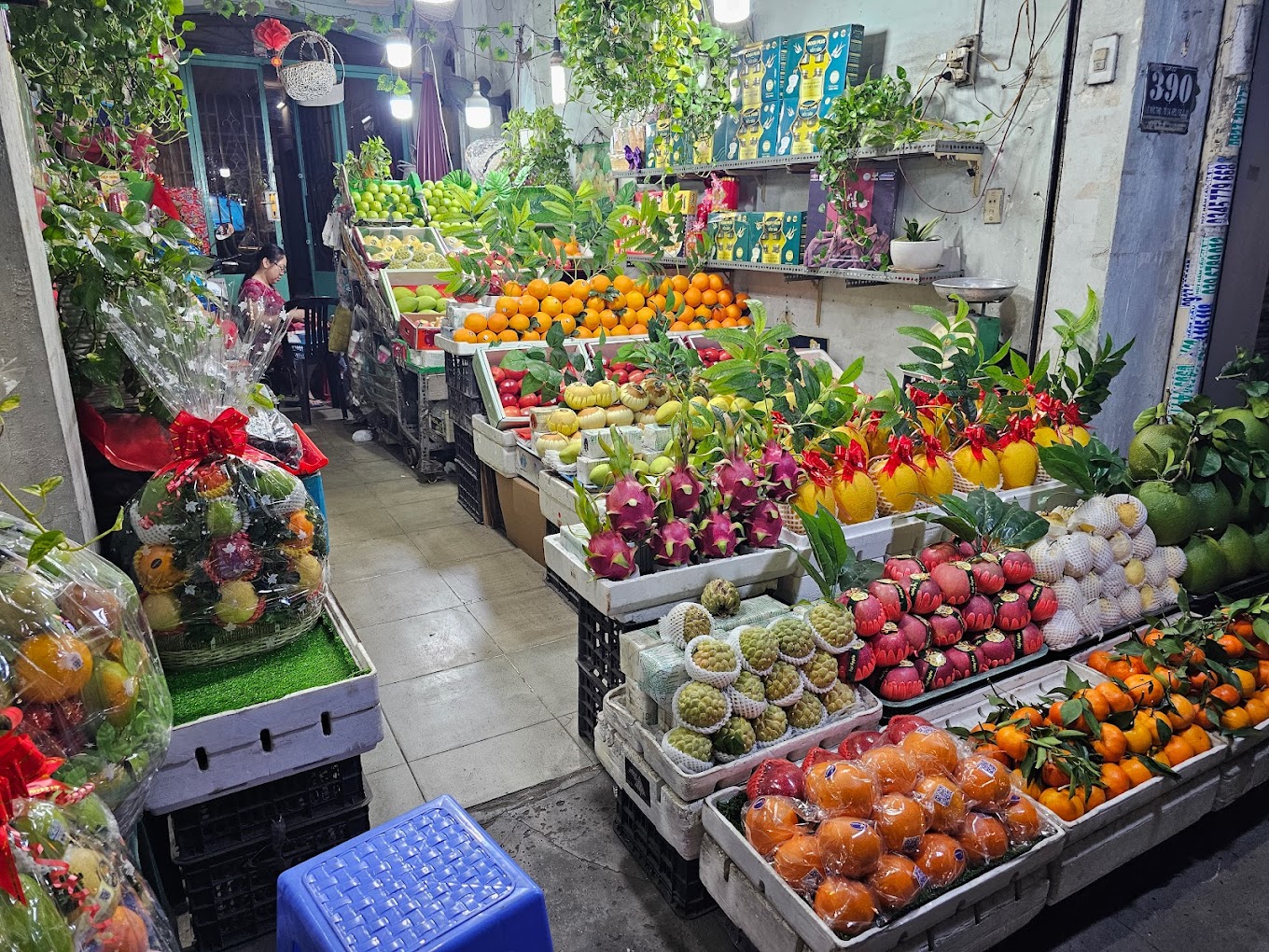 Mặt hàng trái cây bày bán trong chợ An Nhơn