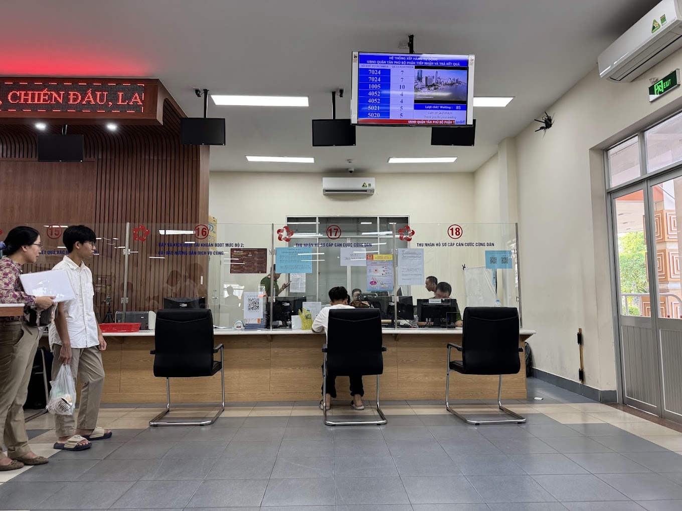 Xếp hàng chờ lấy số thứ tự làm hồ sơ
