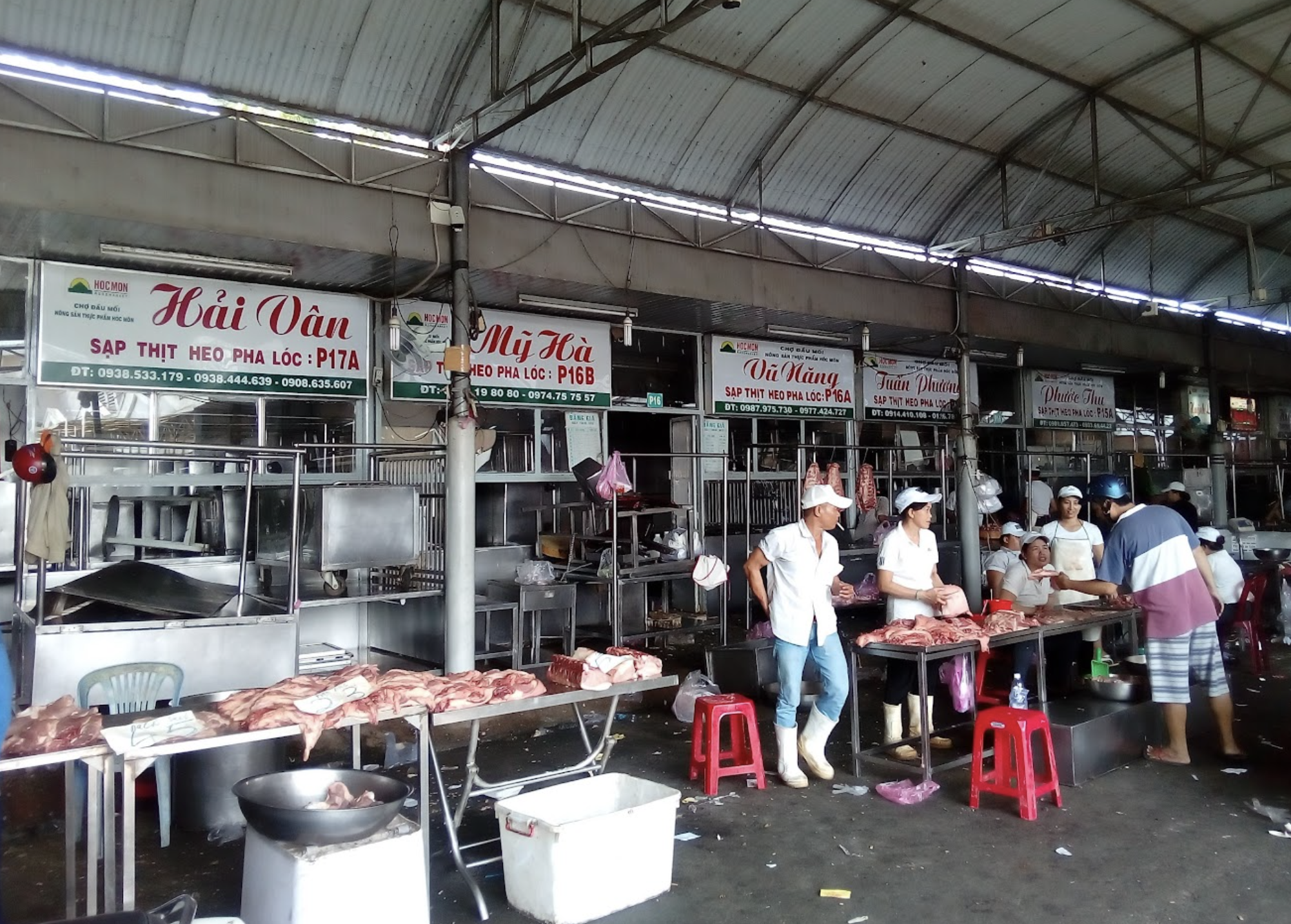 Khu vực bán thịt heo trong chợ đầu mối Hóc Môn