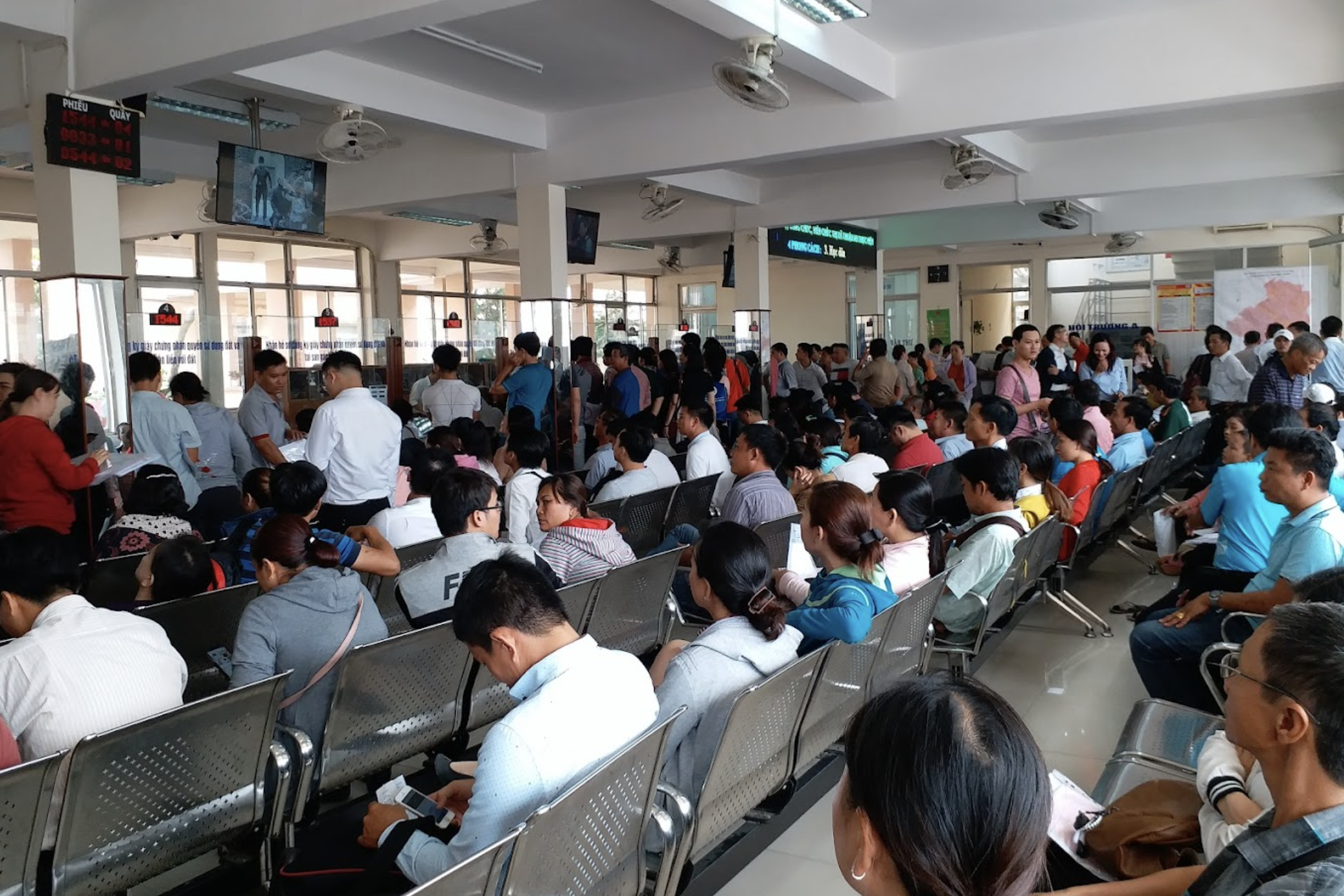 Người dân làm thủ tục đất đai tại VPĐKĐĐ Thuận An