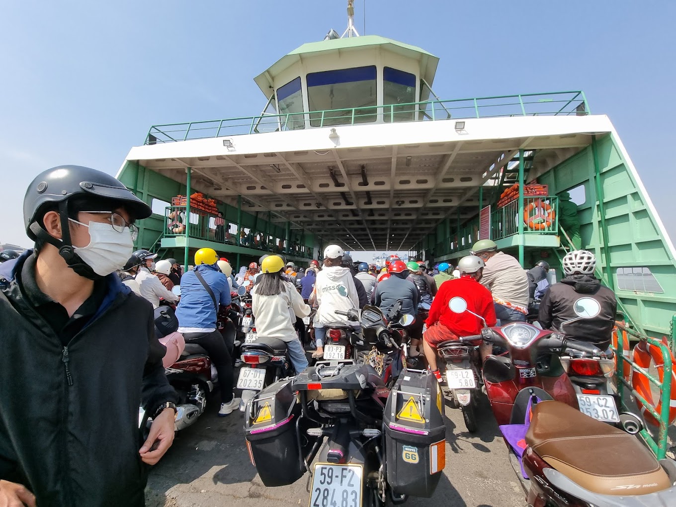 Người dân trải nghiệm đi phà Cát Lái
