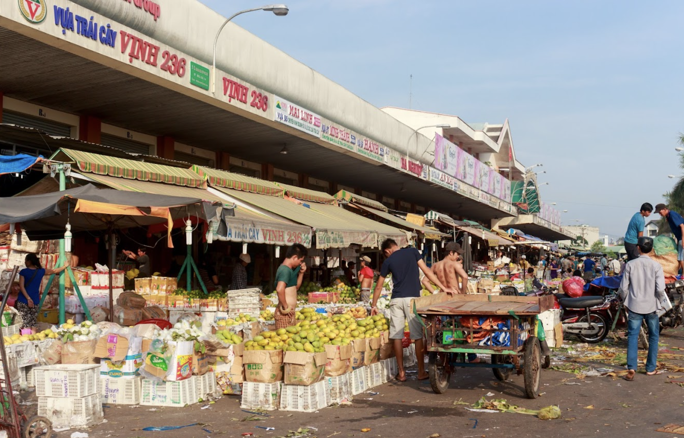 Vựa trái cây trong chợ Hóc Môn