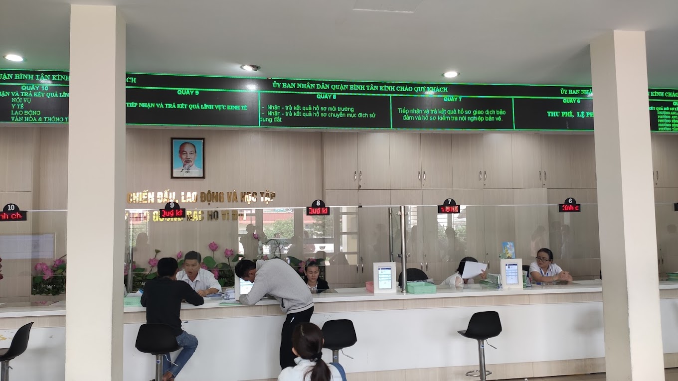 Người dân tiến hành làm thủ tục đất đai tại Phòng TNMT Quận Bình Tân