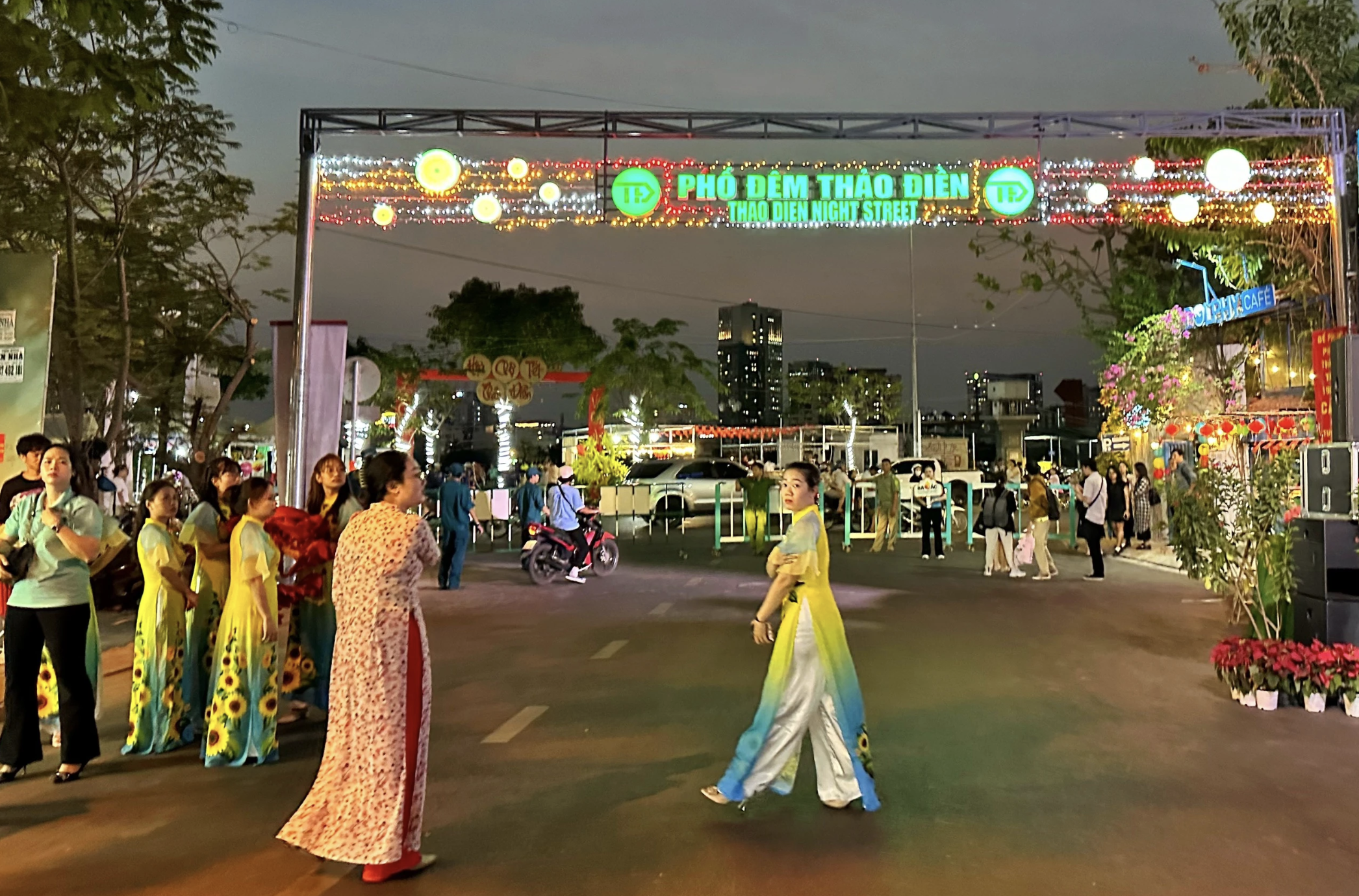 Phố đêm Thảo Điền