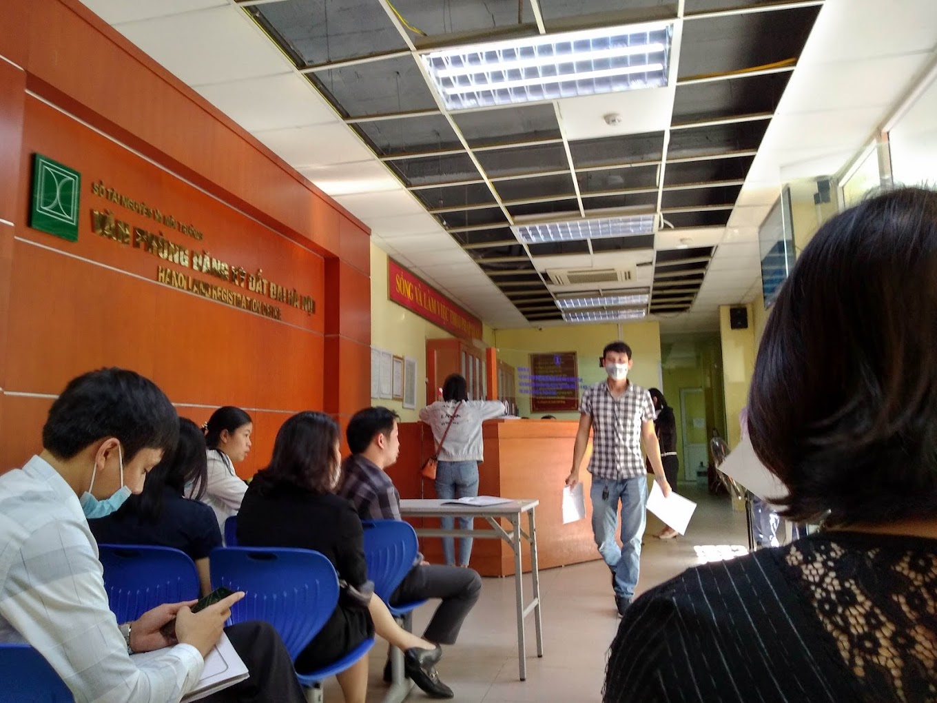 Người dân làm thủ tục tại Văn phòng đăng ký đất đai Hà Nội