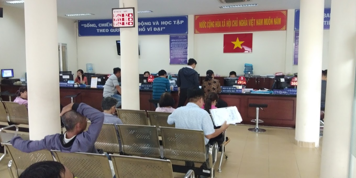 Người dân làm thủ tục trích lục hồ sơ đất đai ở Quận 8