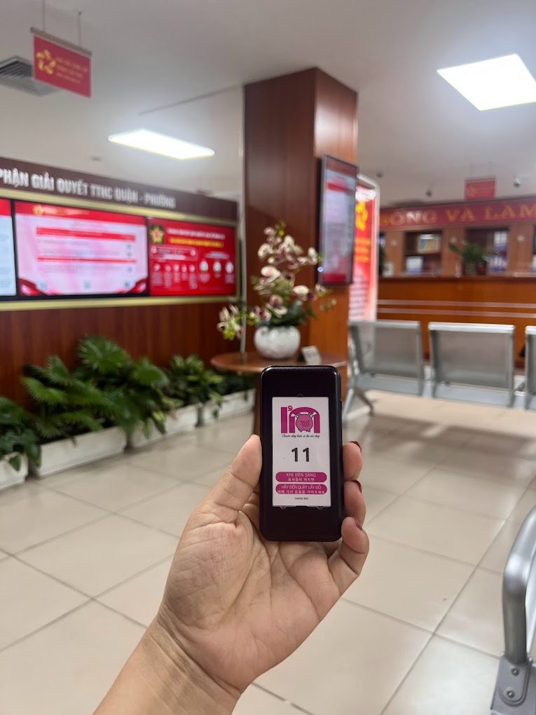 Người dân làm thủ tục tại VPĐKĐĐ Quận Long Biên