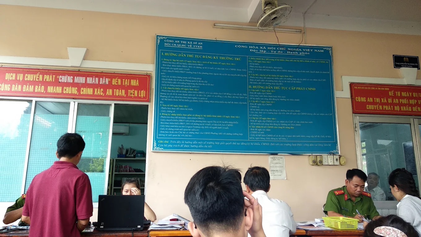Người dân làm thủ tục cấp căn cước công dân ở Thành phố Dĩ An