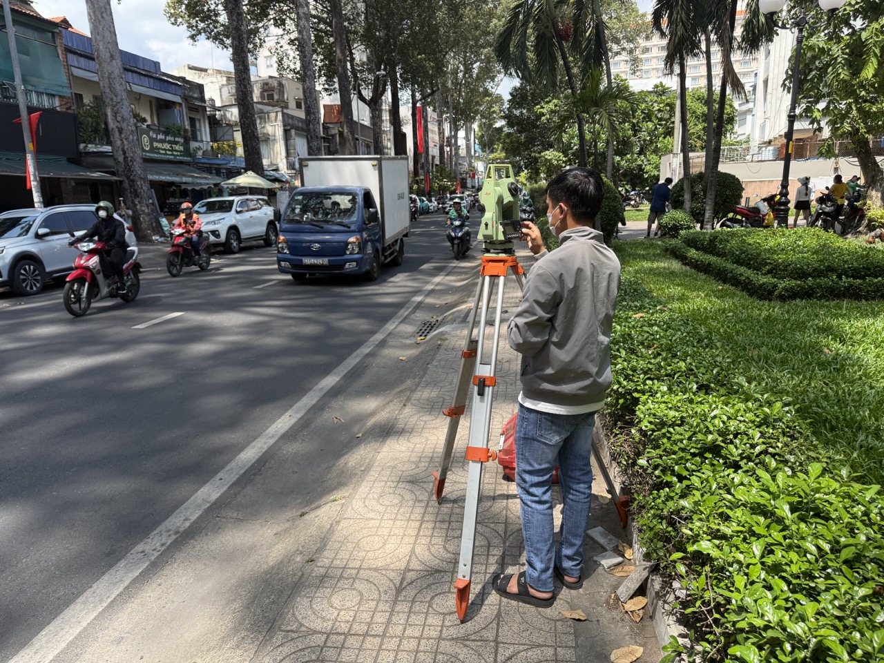 Kỹ sư đo đạc Lê Văn Ái thực hiện đo đạc chuyển mục đích sử dụng đất tại Thành phố Đà Lạt
